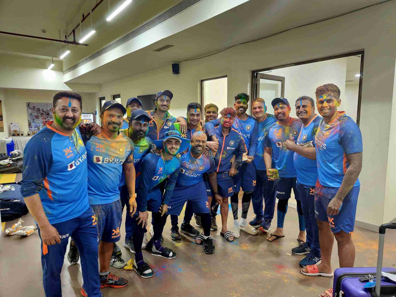 होली के रंग में रंगे टीम इंडिया के खिलाड़ी,देखिये विराट और रोहित की तस्वीरें..
