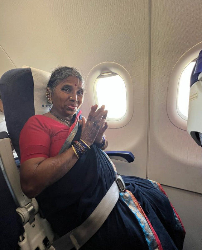 पहली बार हवाई जहाज में बैठी महिला किसान, फिर जो हुआ वह देख भावुक हो गया पूरा इंटरनेट